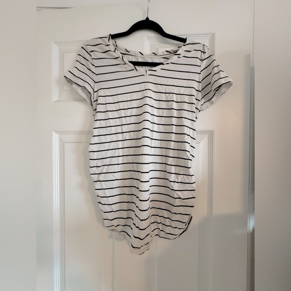 Isabel maternity v-neck t shirt. Size M. Side ruching. Great used condition.